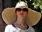 Anne Hathaway Goes Incognito After Her Wedding | Anne Hathaway