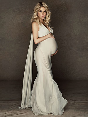 Baby Photo Shoot on Shakira Celebrates Baby Shower     And Bares Her Bump     Moms