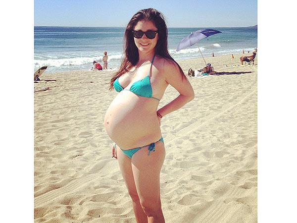 Shiri Appleby Pregnant Bares Her Bump