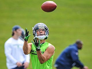 Training Day! Kenny Chesney Practices with the Seattle Seahawks