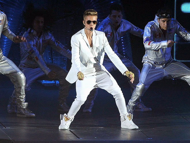 3. Fans Fume at Concert photo | Justin Bieber