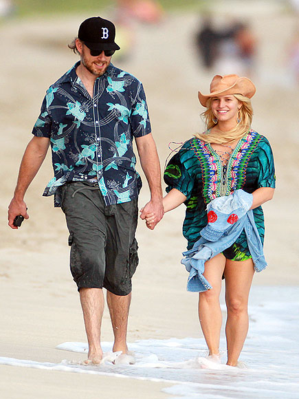 HANDS-ON PARENTS photo | Jessica Simpson