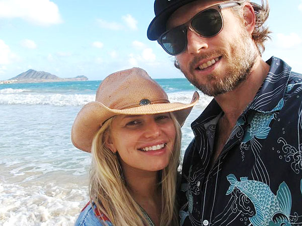 Pregnant Jessica Simpson Walks on the Beach in Hawaii| Babies, Eric Johnson, Jessica Simpson