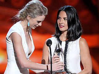 Again? Taylor Swift Gets Kanye'd at People's Choice Awards