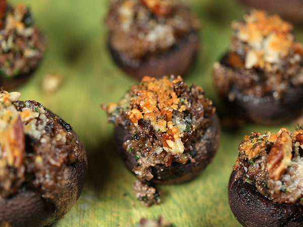 Kimberly Schlapman Shares Stuffed Mushroom Recipe| Little Big Town, Celebrity Diners Club, Josh Turner