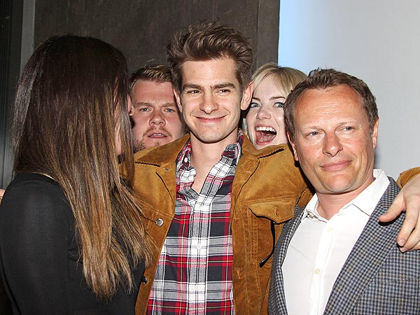 Emma Stone Photobombs Andrew Garfield