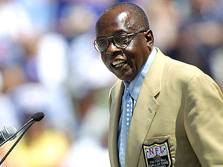 Deacon Jones, of Football's Fearsome Foursome, Is Dead at 74