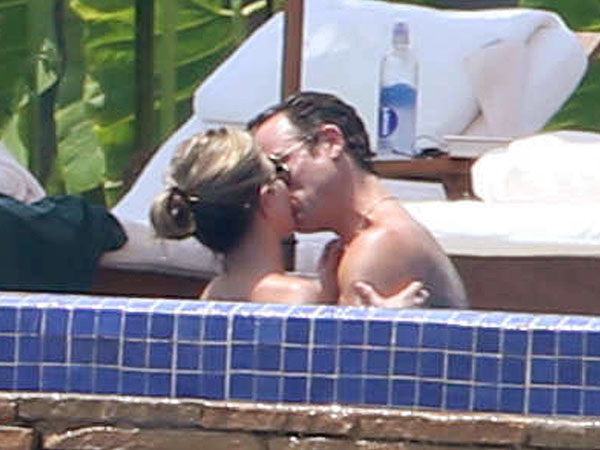 Jennifer Aniston Shows Off Bikini Body on Vacation with Justin Theroux| Couples, Engagements, BodyWatch, Amanda Anka, Jason Bateman, Jennifer Aniston, Justin Theroux