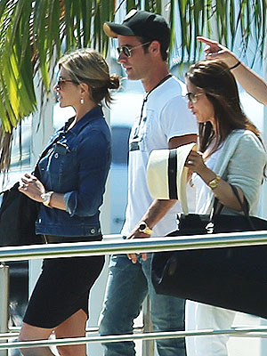 Jennifer Aniston & Justin Theroux Arrive in Mexico