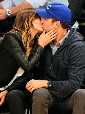 Olivia Wilde & Jason Sudeikis Smooch at Lakers Game