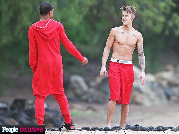 Justin Bieber Jumps Off a Cliff in Hawaii (VIDEO)| Justin Bieber