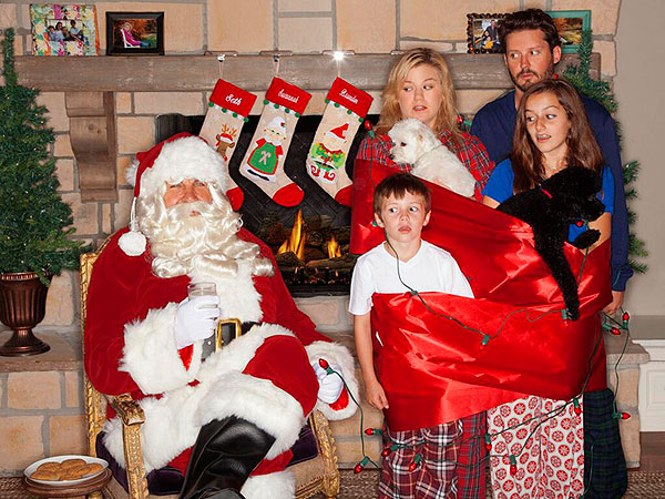 Mena Suvari Just One-Upped Kelly Clarkson's Awkward Christmas Card| Christmas, Mena Suvari