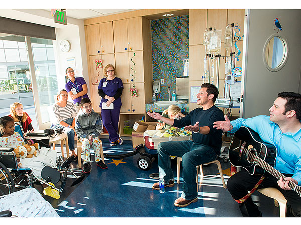 Nick Lachey Performs Holiday Favorites for Sick Children