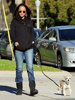 PHOTO: Zoë Saldana Walks Dog Mugsy Post-Split | Zoe Saldana
