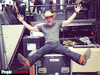 Which Country Star Kicked Back Before Heading to the ACM Awards?