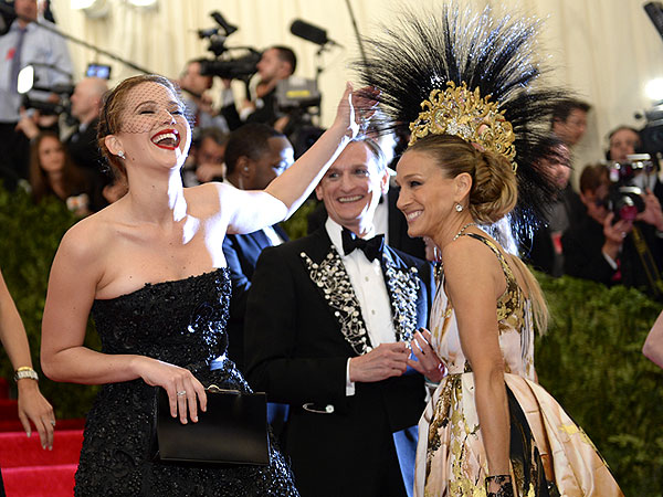 Jennifer Lawrence Can't Resist Touching Sarah Jessica Parker's Head Gear