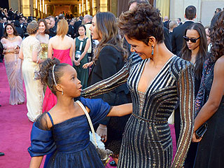 The Most Amazing Oscar Red Carpet Run-Ins | Halle Berry