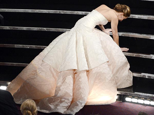Jennifer Lawrence Falls – But Shakes It Off – and Wins Best Actress| Academy Awards, Oscars 2013, Jennifer Lawrence
