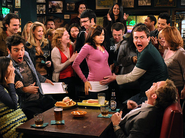 How TV Shows Have Hidden Stars's Pregnancies| Pregnancy, Friends, How I Met Your Mother, Modern Family, Scandal, The X-Files, Alyson Hannigan, Courteney Cox, Gillian Anderson, Julie Bowen, Kerry Washington, Lisa Kudrow, Sarah Jessica Parker