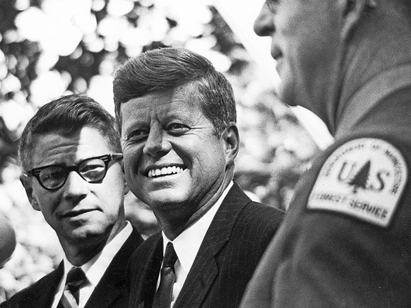 Rare and New Photos: President Kennedy Touring the U.S. in the Autumn of 1963| Kennedy Assassination, Jacqueline Kennedy Onassis, John F. Kennedy, Authors Class