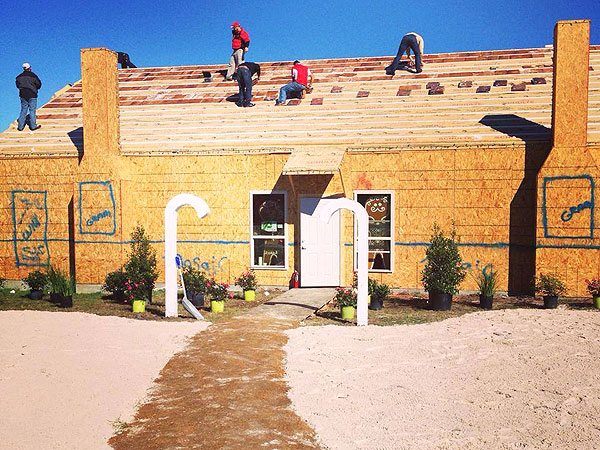 Home Sweet Home: See the World's Largest Gingerbread House| Real People Stories