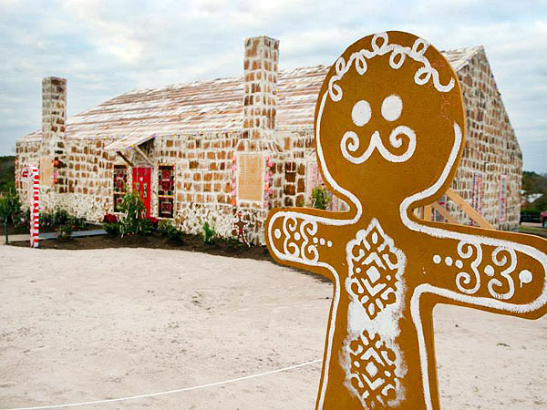 Home Sweet Home: See the World's Largest Gingerbread House| Real People Stories