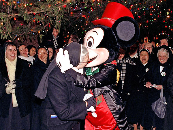 9 Wonderfully Weird Rockefeller Tree-Lighting Moments| Christmas, Rockefeller Center