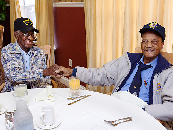 90-Year-Old WWII Vet Graduates from College, Calls It 'The Culmination of My Life'| World War II, Cincinnati, Real People Stories