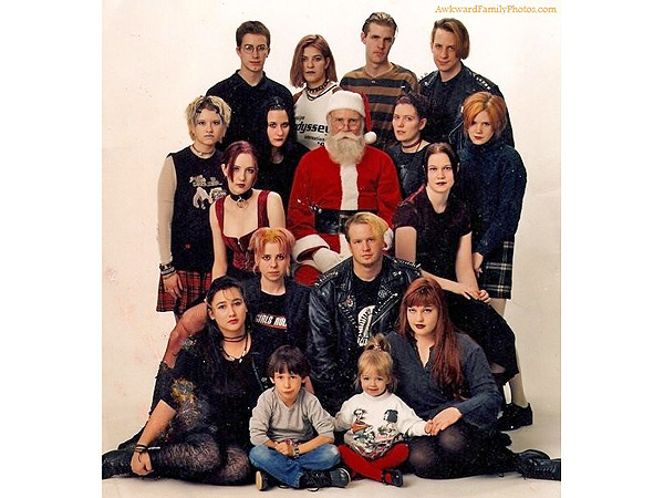 'Tis the Season to Be Awkward: The 12 Most Embarrassing Christmas Portraits Online| Christmas