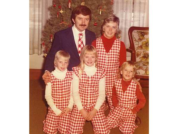 'Tis the Season to Be Awkward: The 12 Most Embarrassing Christmas Portraits Online| Christmas