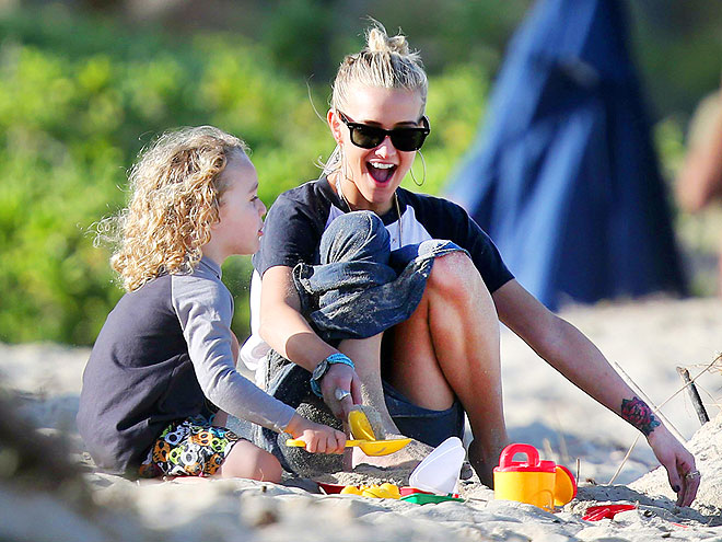 SAND AND DELIVER photo | Ashlee Simpson