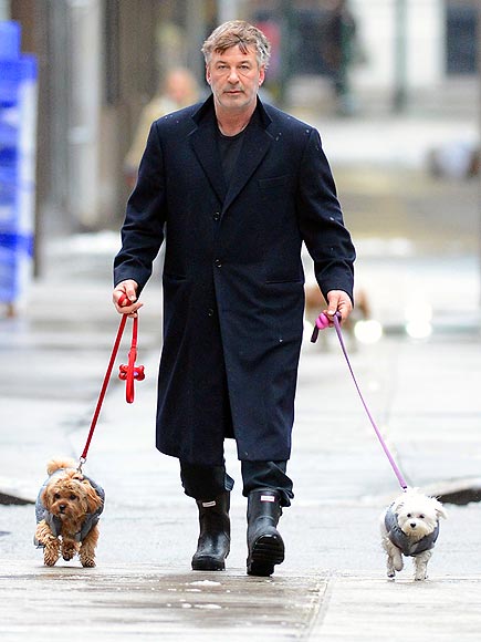 Алек Болдуин с собаками