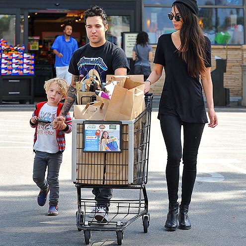 CARTING IT AROUND photo | Pete Wentz