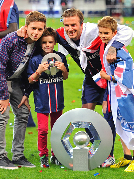 FAMILY HUDDLE photo | David Beckham