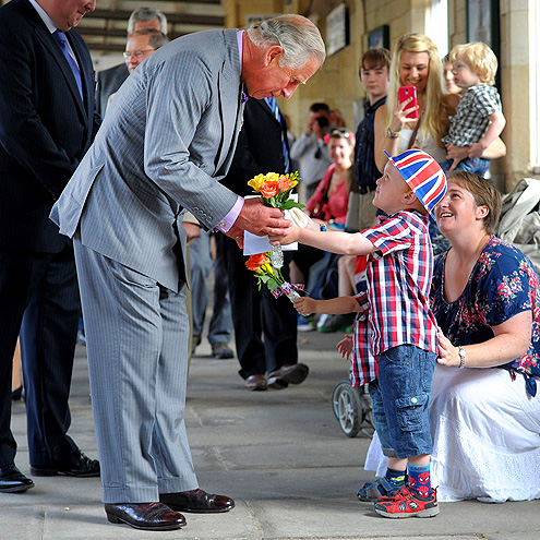 Букет для дедушки: принц Чарльз принимает поздравления