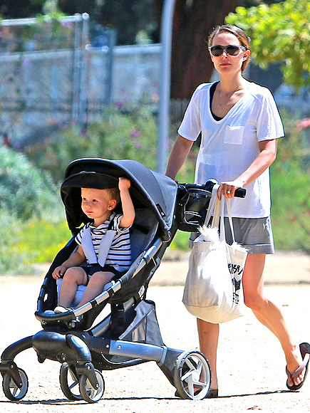 Натали Портман гуляет с сыном