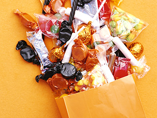 FROM HELLOGIGGLES: Here's the Most Popular Halloween Candy State-by-State