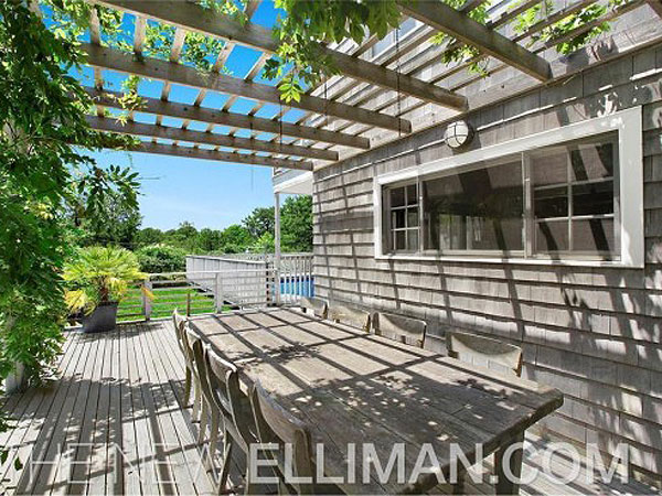 Scarlett Johansson Buys $2.2 Million Home in the Hamptons| Celeb Real Estate, Scarlett Johansson