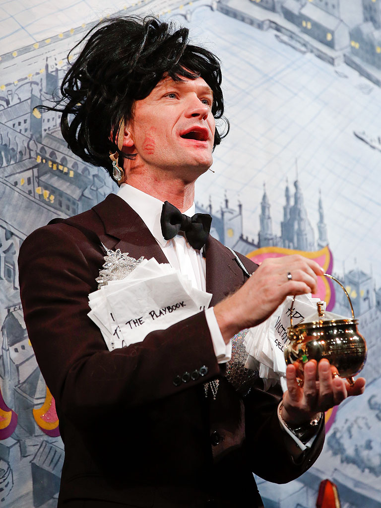 Neil Patrick Harris Accepts Hasty Pudding Award, Dons Drag at Pudding Pot Neil Patrick Harris Accepts Hasty Pudding Award, Dons Drag at Pudding Pot