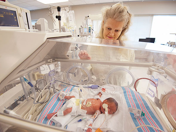 Rare 'Mono Mono' Twins Born on Mother's Day Weekend Hold Hands After Birth| Babies, Birth, Twins, Mother's Day, Mother's Day, Real People Stories