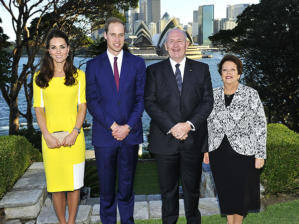 Royal Family Arrives in Australia, Prince George Receives Oversize Wombat Toy| The British Royals, The Royals, Kate Middleton, Prince George, Prince William