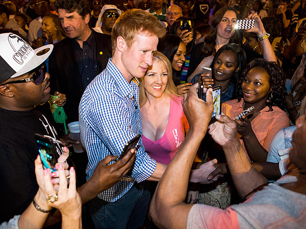 Prince Harry Lookalike Is Mobbed by Crowds in Memphis| TV News, Prince Harry