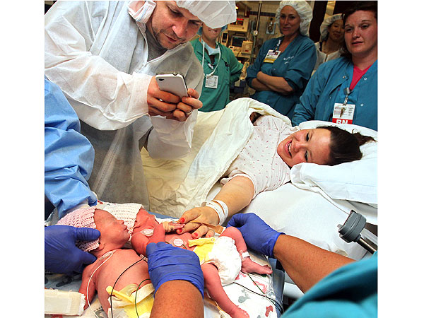 Rare 'Mono Mono' Twins Born on Mother's Day Weekend Hold Hands After Birth| Babies, Birth, Twins, Mother's Day, Mother's Day, Real People Stories
