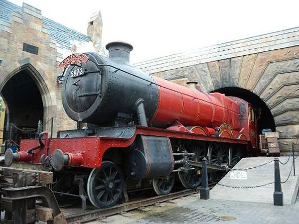 It's a Harry Potter Reunion at Universal Orlando's Diagon Alley| Harry Potter, Universal Studios, Daniel Radcliffe, J.K. Rowling