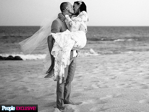 #WeStillComing: Bride's Accidental Text Yields Surprise Wedding Guests and Trending Hashtag| Weddings, Around the Web