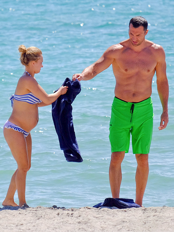 Hayden Panettiere Pregnant Bikini Photo