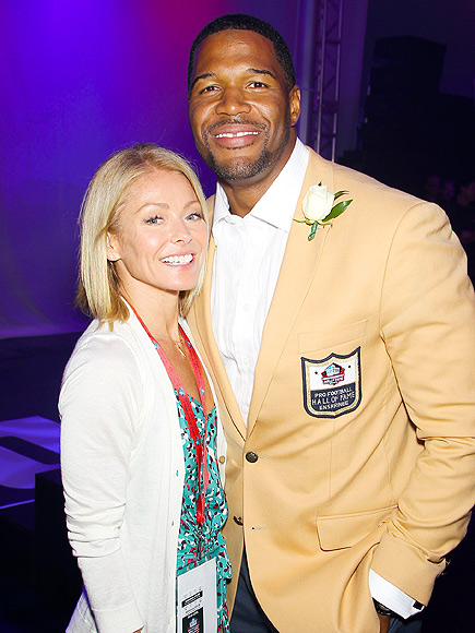 Michael Strahan Makes Emotional Speech At Pro Football Hall Of Fame 