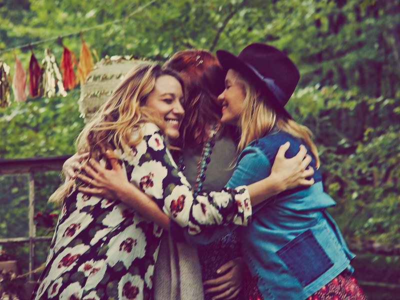 Blake Lively Cradles Baby Bump at Intimate, Fun-Filled Fete (PHOTOS)| Babies, Couples, Kids & Family Life, Pregnancy, Gossip Girl, Blake Lively, Kelly Rutherford, Ryan Reynolds