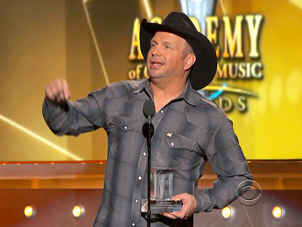 garth brooks red shirt