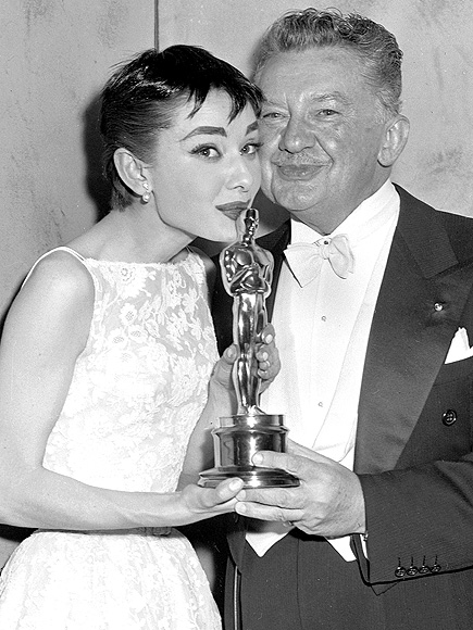 PEOPLE's Semi-Official Guide to Kissing Your Award on Oscar Night| Oscars 2014, Angelina Jolie, Anne Hathaway, Audrey Hepburn, Benicio Del Toro, Bob Hope, Jamie Foxx, Javier Bardem, Jean Dujardin, Lionel Richie, Penelope Cruz